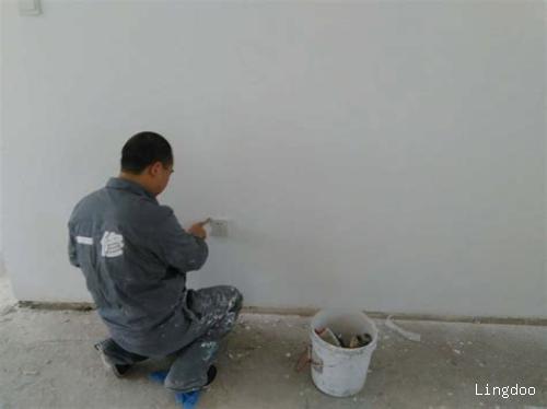 刷完乳胶漆墙面有颗粒怎么办(正确清洗方法)