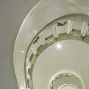 纯白色系简洁淡雅楼梯装修效果图
