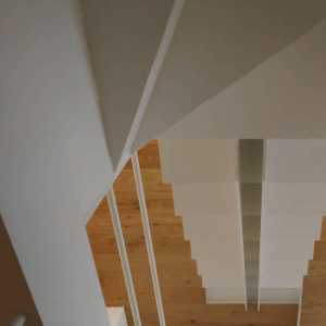 米白色简洁光滑楼梯装修效果图