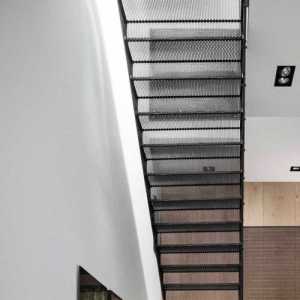 美式别墅室外黑色钢铁楼梯装修效果图