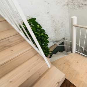 现代别墅温馨木质楼梯装修效果图