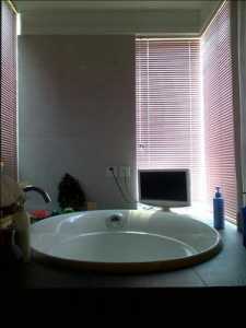 卫生间镜子浴缸瓷砖背景墙装修效果图