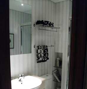 白色典雅别墅卫生间浴缸装修效果图