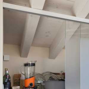 现代橱柜墙上置物架厨房装修效果图