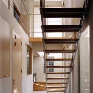 纯木质旋转楼梯装修效果图